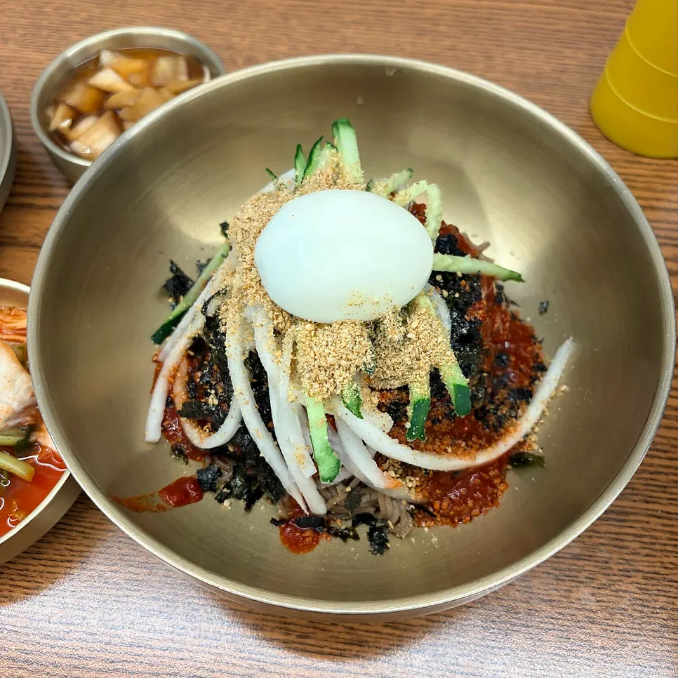 오이와 무생채, 깨가 올라간 비빔막국수