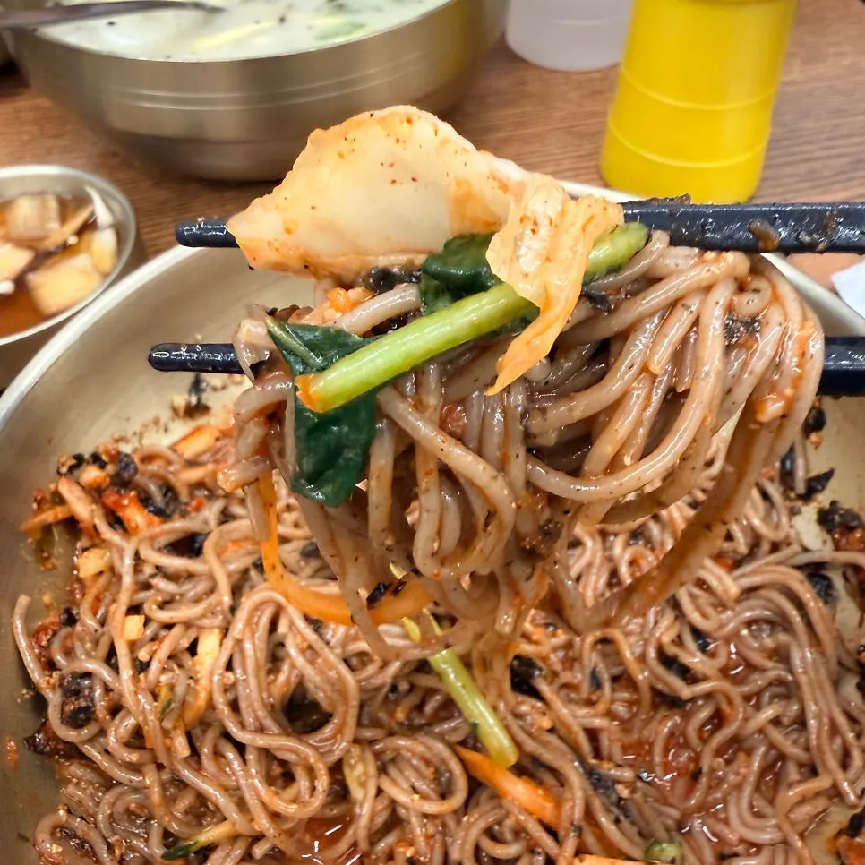 젓가락으로 들어 올린 쫄깃한 막국수 면발