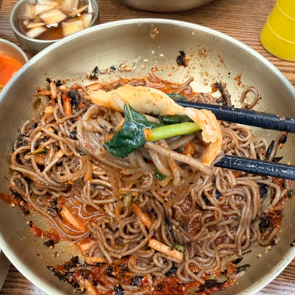 비벼낸 비빔막국수 한 젓가락
