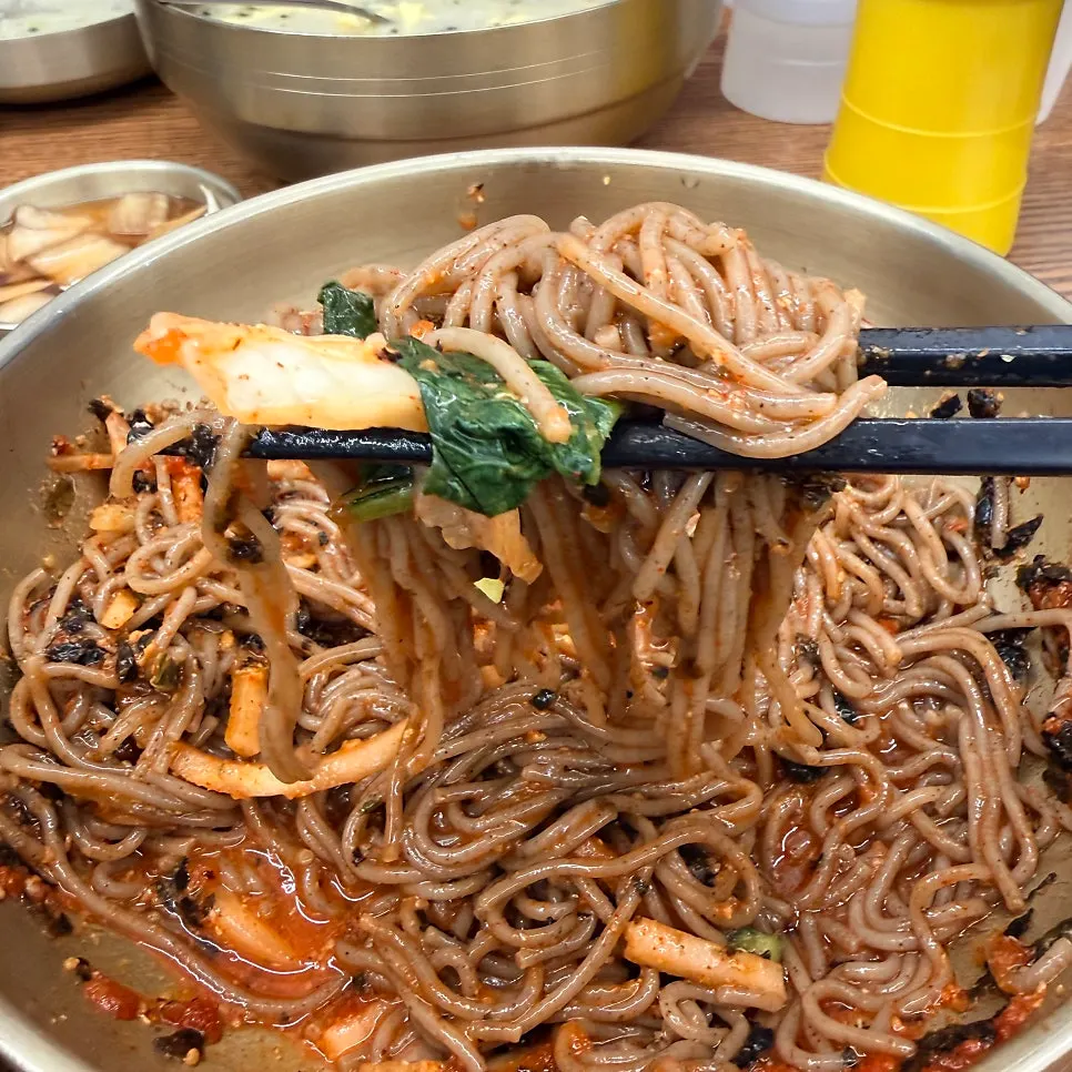 비빔막국수와 함께 나온 차가운 육수