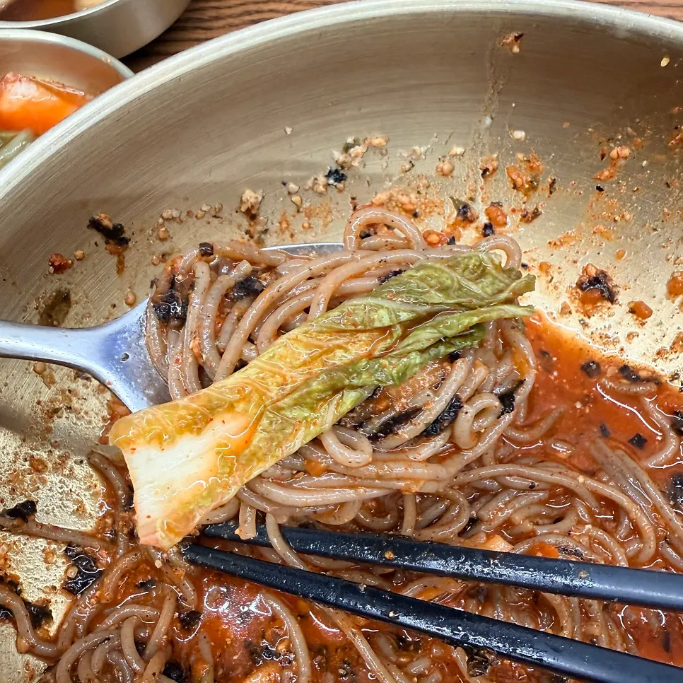 육수를 부어 비빈 막국수