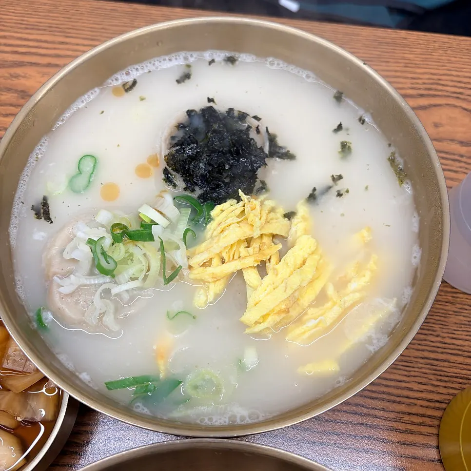 뜨끈한 국물의 떡만둣국 한 그릇