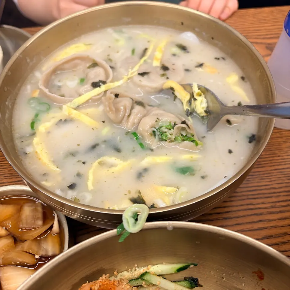 떡만둣국 속 떡과 만두 클로즈업