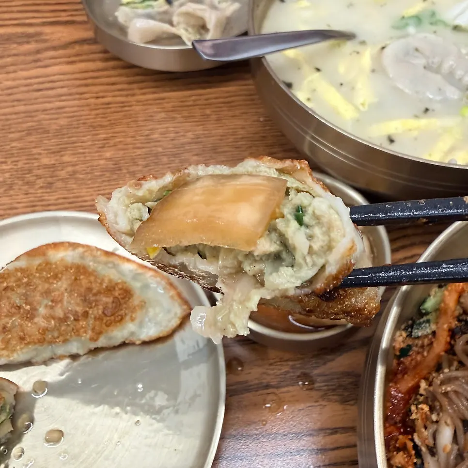 겉이 바삭하게 구워진 만두 단면