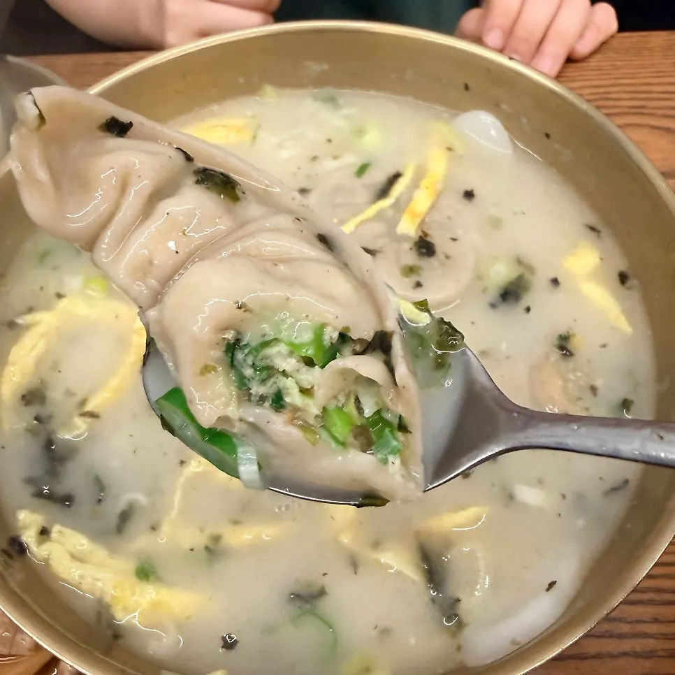 비빔막국수와 떡만둣국을 번갈아 먹는 상차림