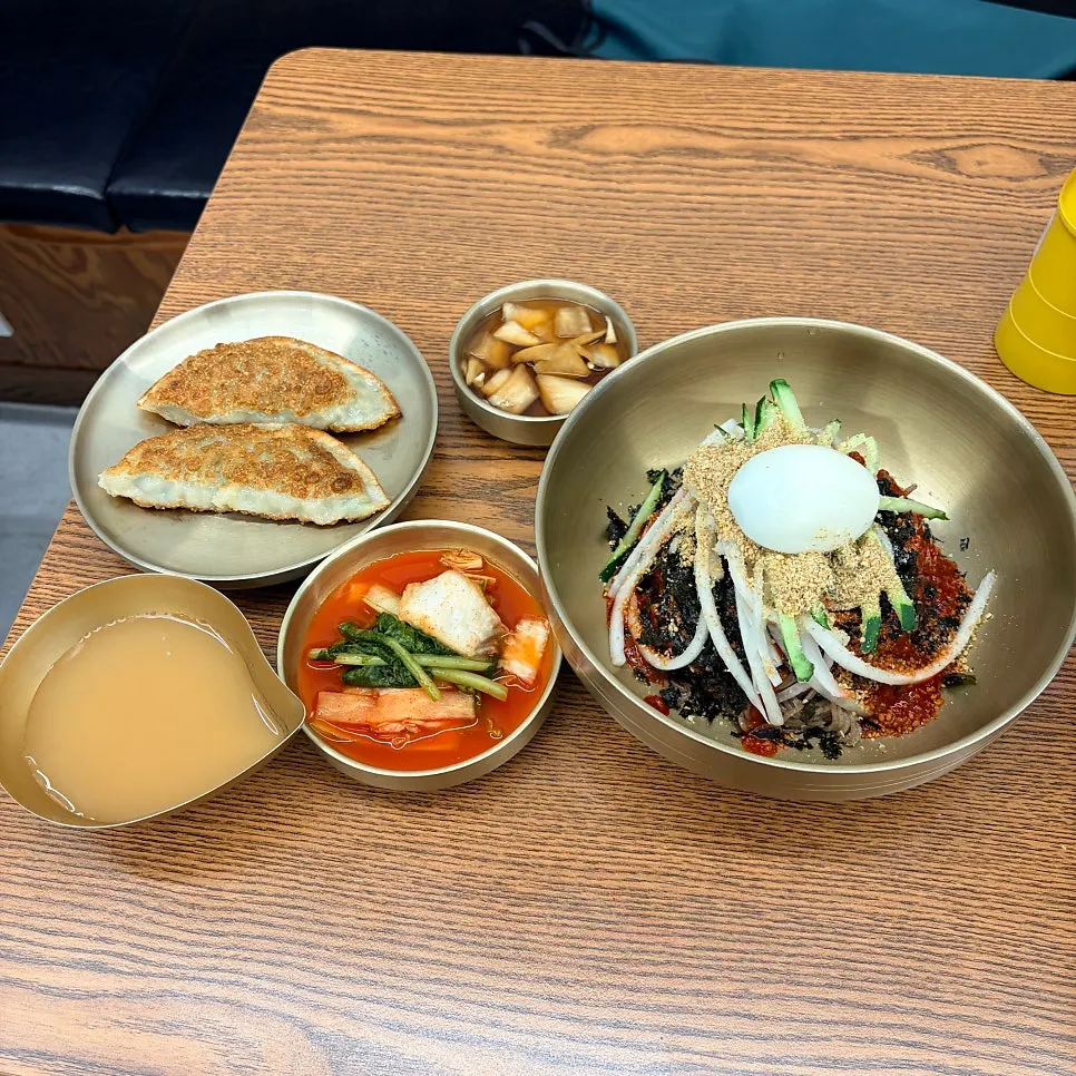 삼미리막국수 미금점 메뉴가 놓인 테이블