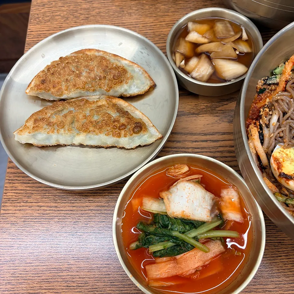 비운 떡만둣국 그릇과 막국수 접시