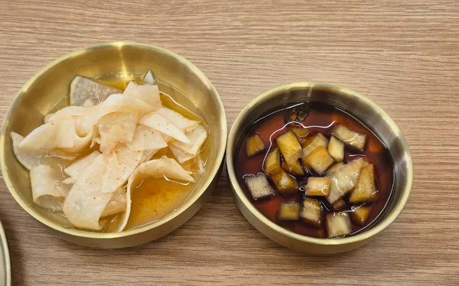 기본찬 무절임과 양파 장아찌