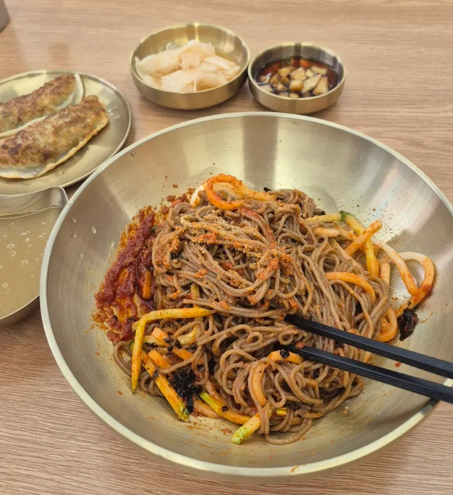 젓가락으로 들어올린 비빔막국수 면