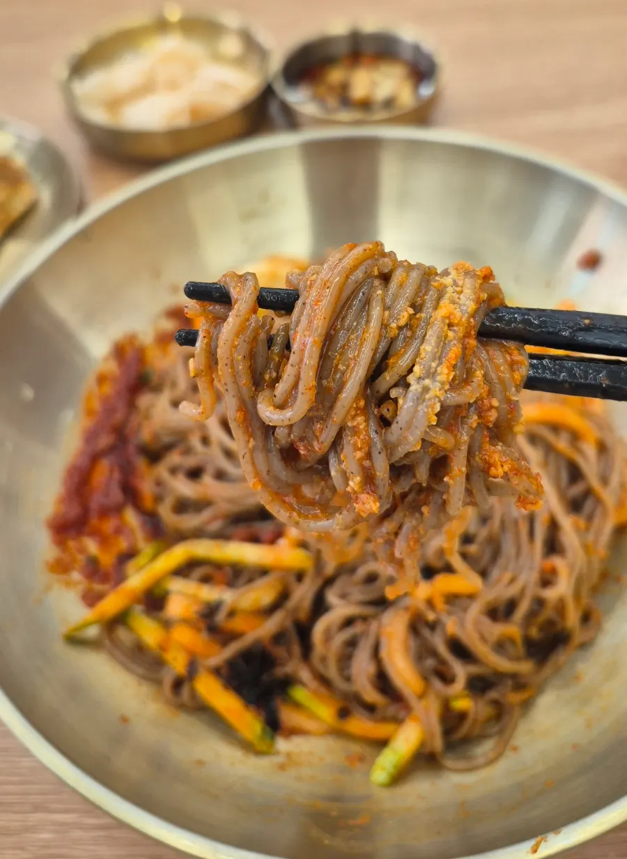 비벼낸 참기름비빔막국수 면발