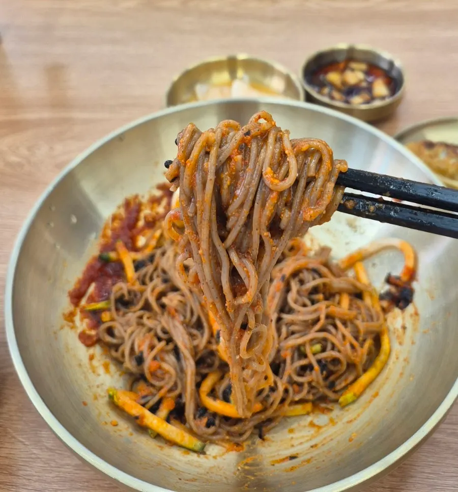 참기름비빔막국수 한 입 분량