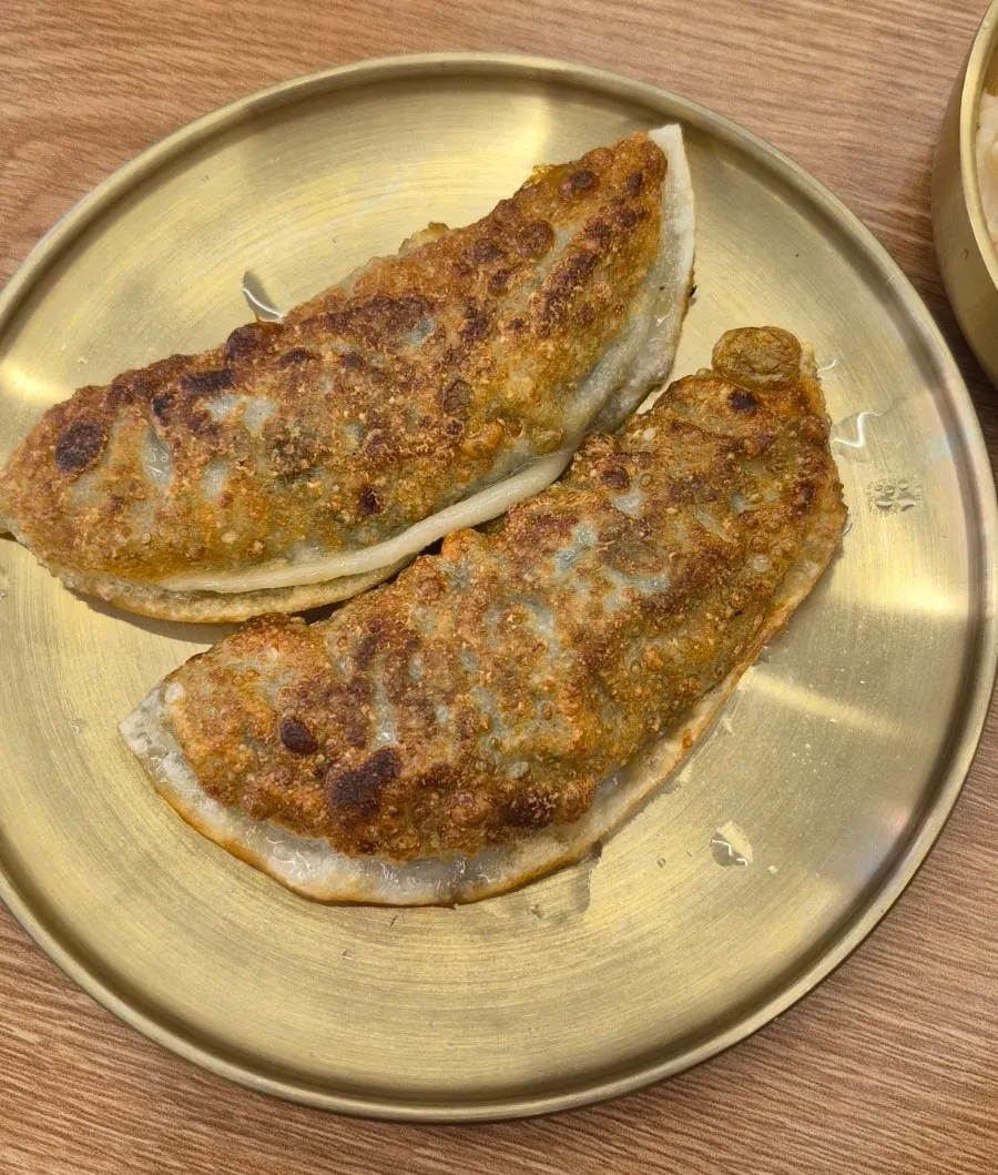 반접시로 나온 바삭군만두