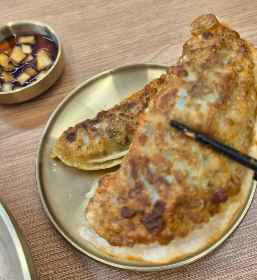 겉면이 바삭하게 구워진 군만두 단면