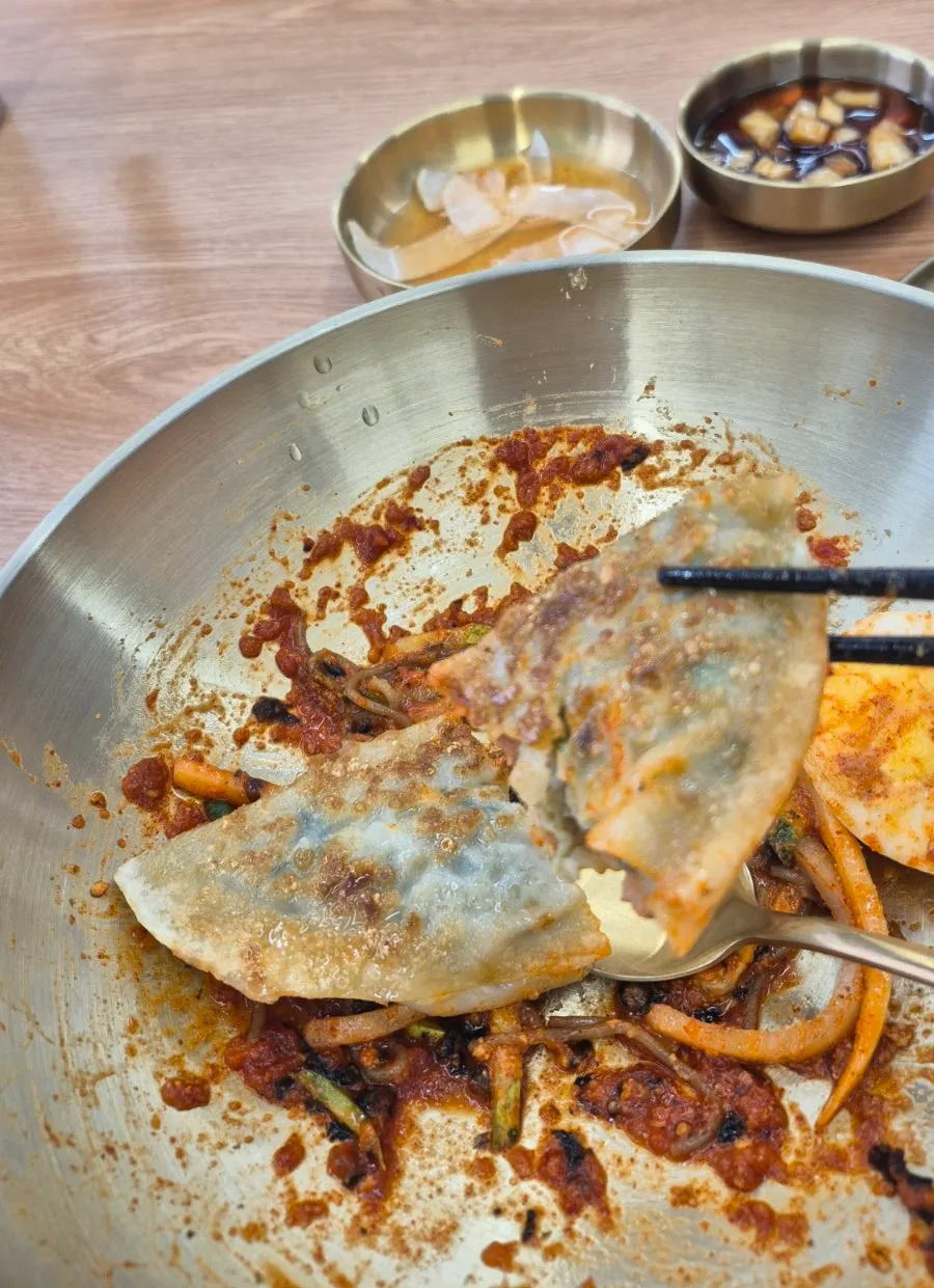 젓가락으로 집은 바삭군만두