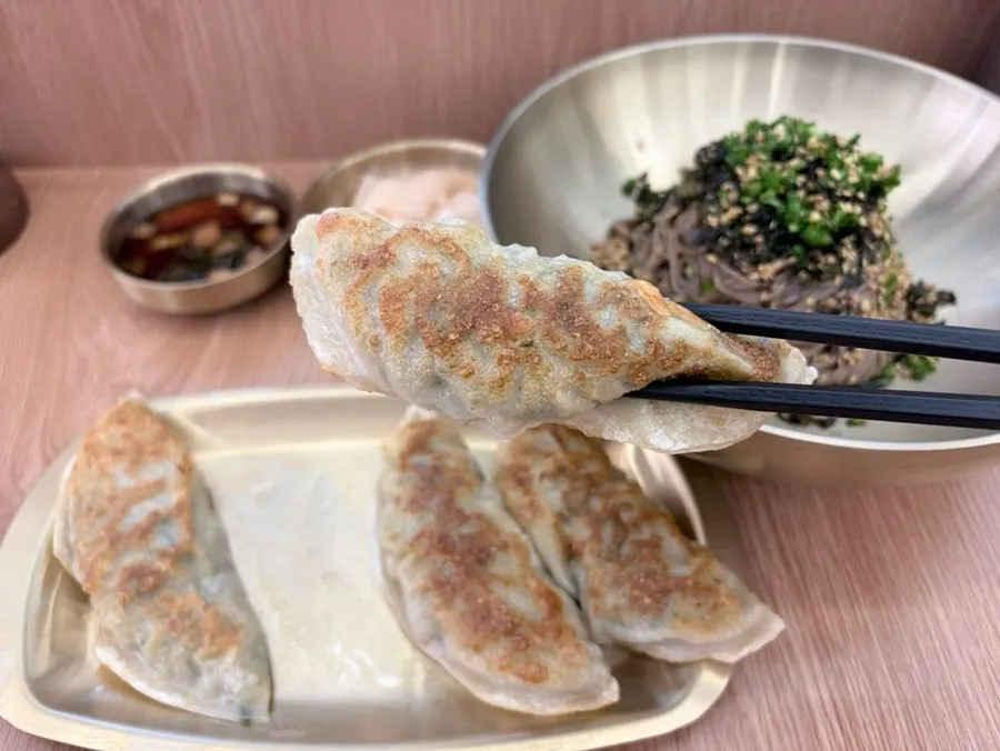 Close-up of the huge, plump fried mandu