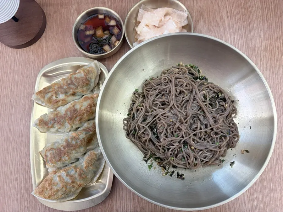 Makguksu piled high with perilla seed powder