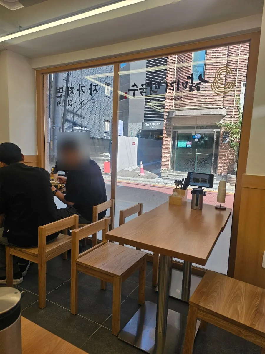 깔끔하게 정돈된 삼미리막국수 매장 내부