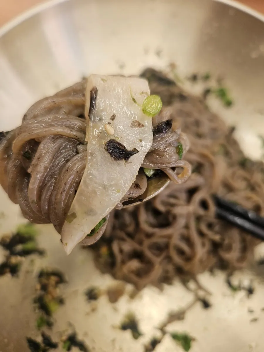 3mm 두께로 뽑은 자가제면 메밀면 클로즈업