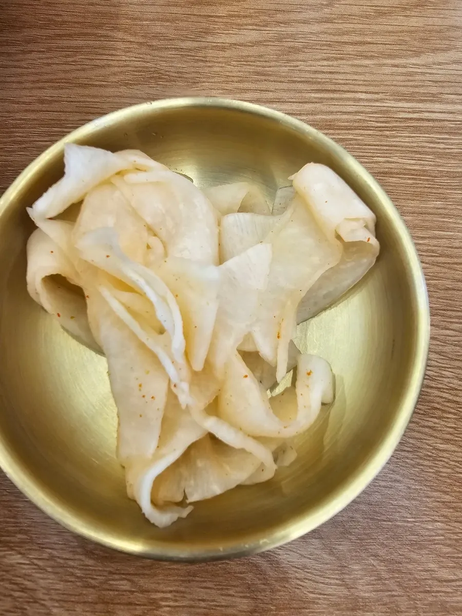 들기름 막국수를 비벼 먹는 모습