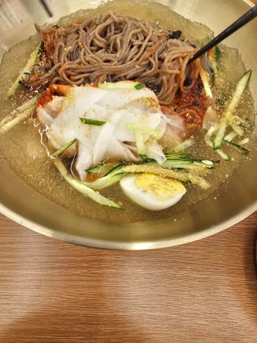 얼큰 물막국수 국물과 메밀면