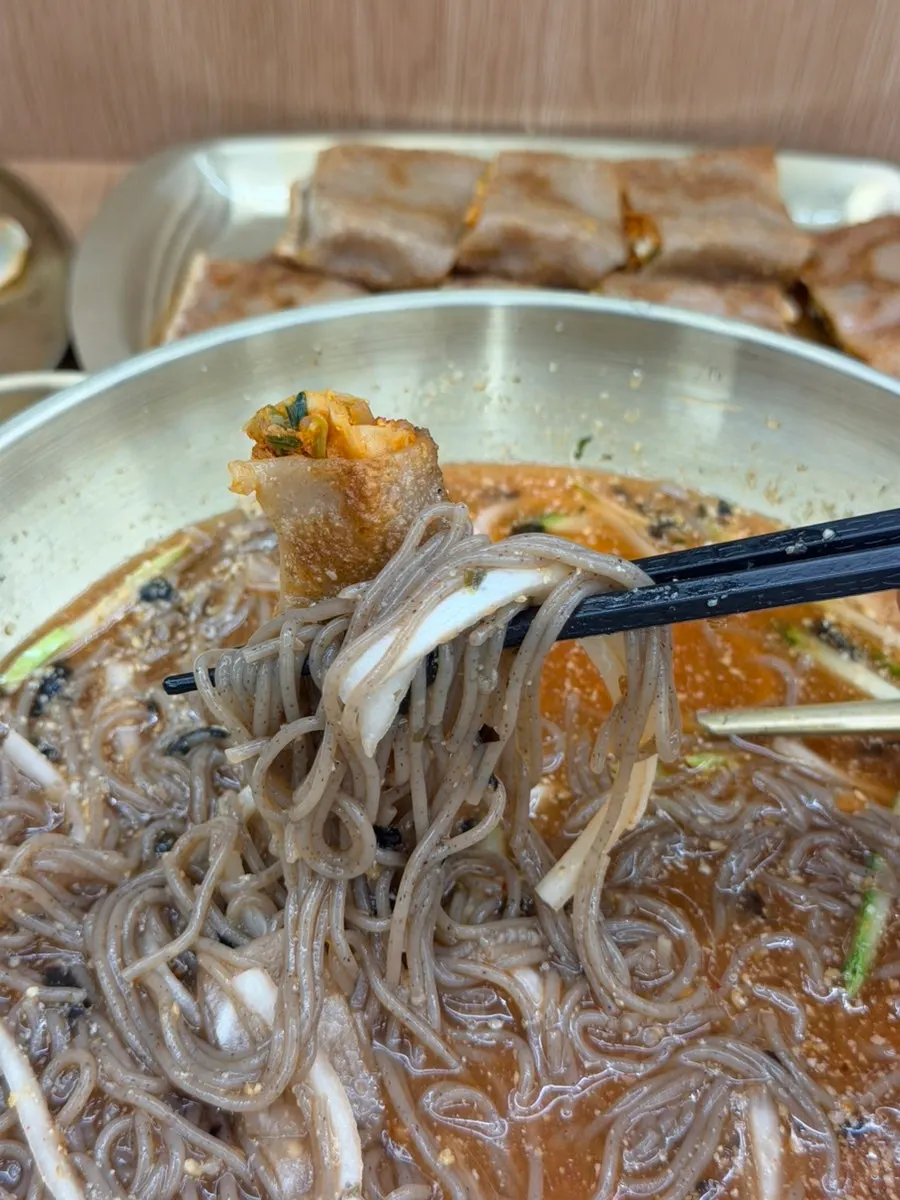 Thin buckwheat noodles lifted from the spicy mul-makguksu