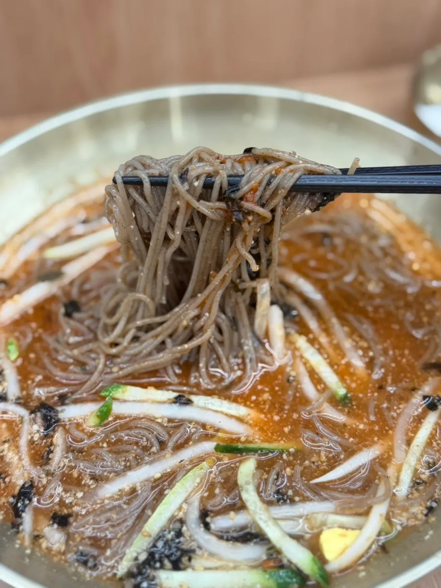 Mul-makguksu broth mixed with seasoning paste