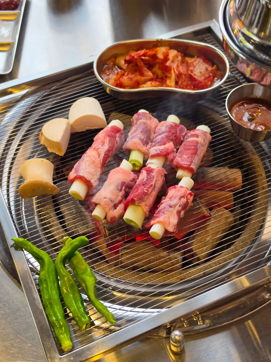 직원이 고기를 구워주는 테이블