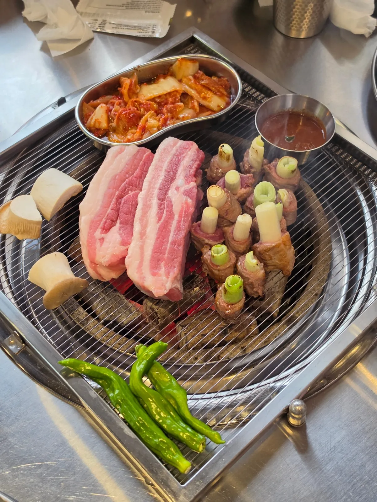불판 위 삼겹살과 통대파 갈매기살