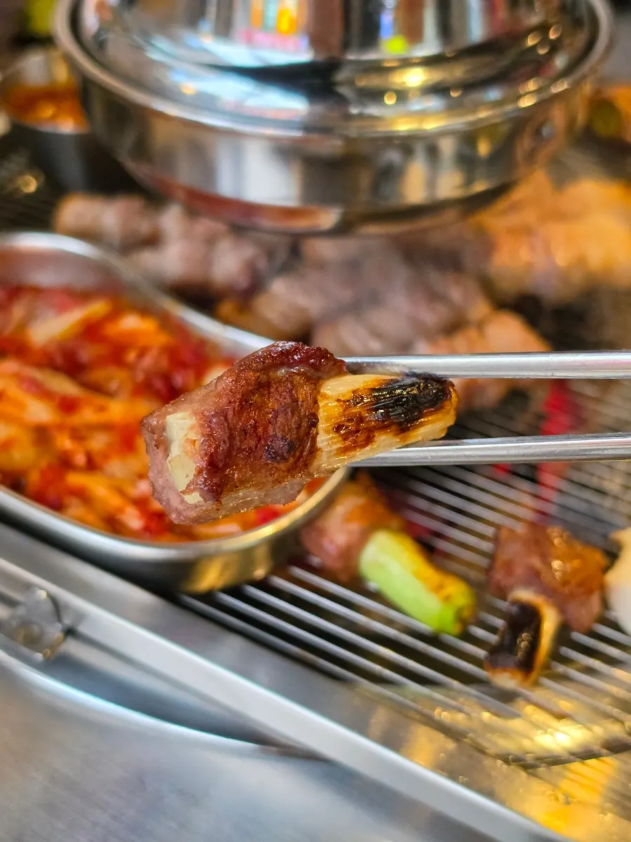 버섯과 꽈리고추까지 함께 구워지는 불판