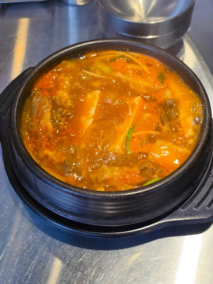 상추에 삼겹살과 마늘을 올린 쌈