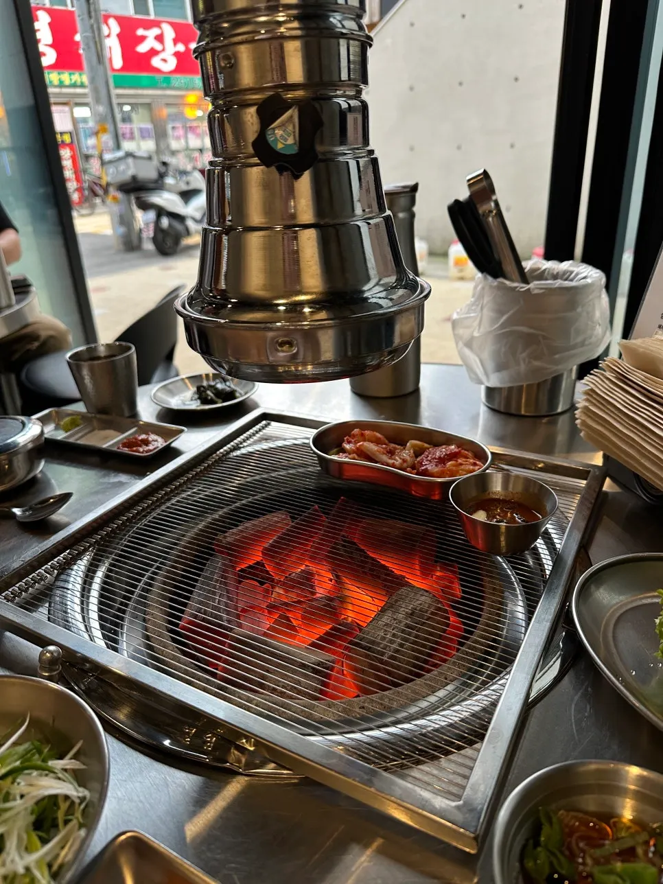 창을 열어둔 삼목집 야장 느낌 좌석