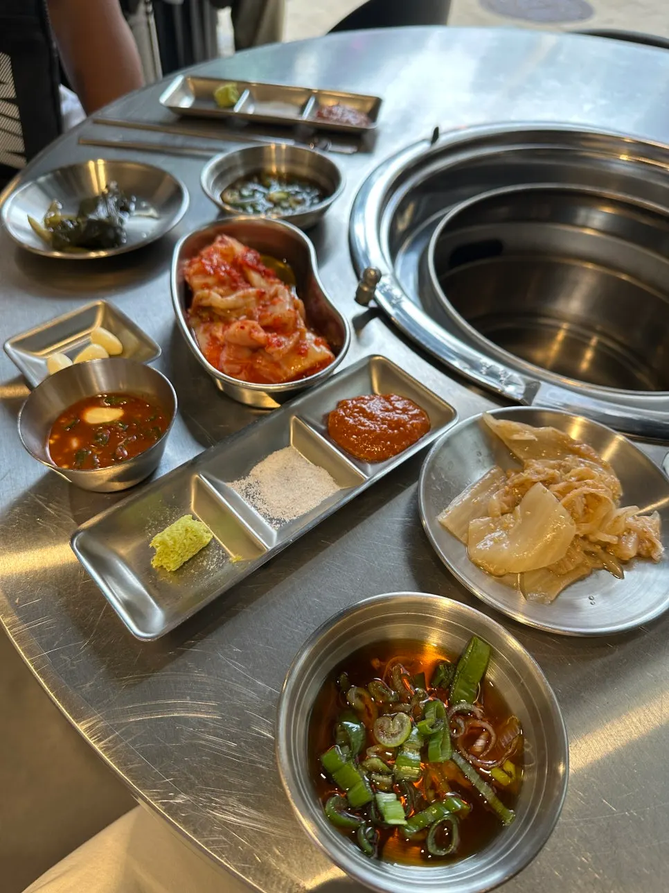 주말 손님이 있는 삼목집 매장 내부