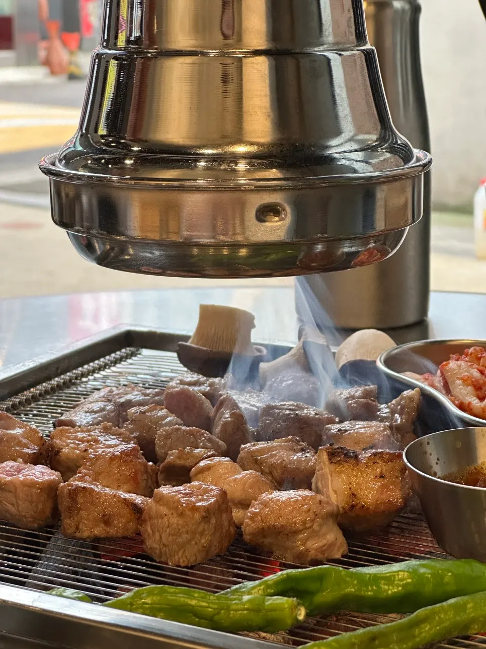 구워진 목살과 쌈 상차림