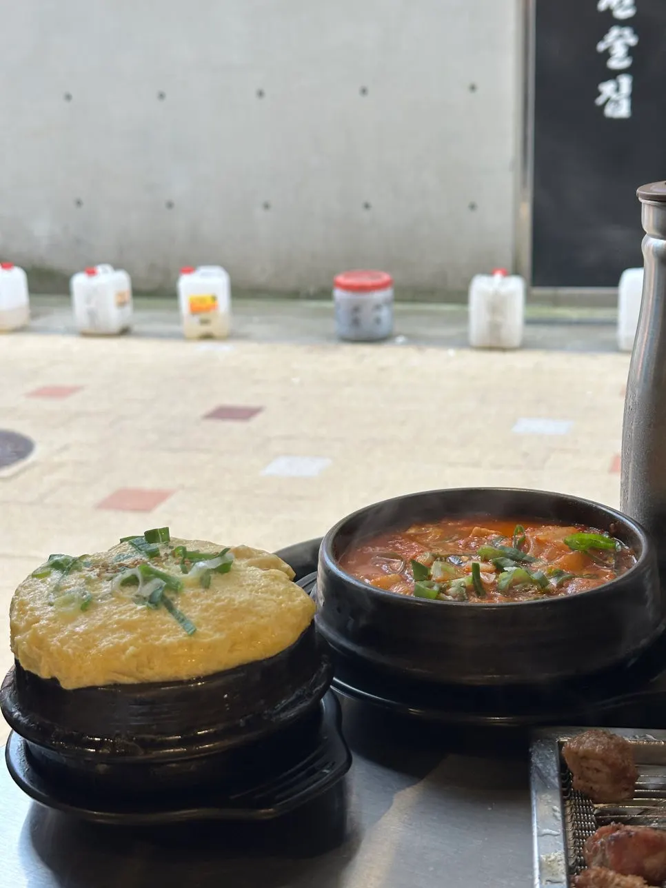 목살과 밑반찬을 곁들인 한 접시