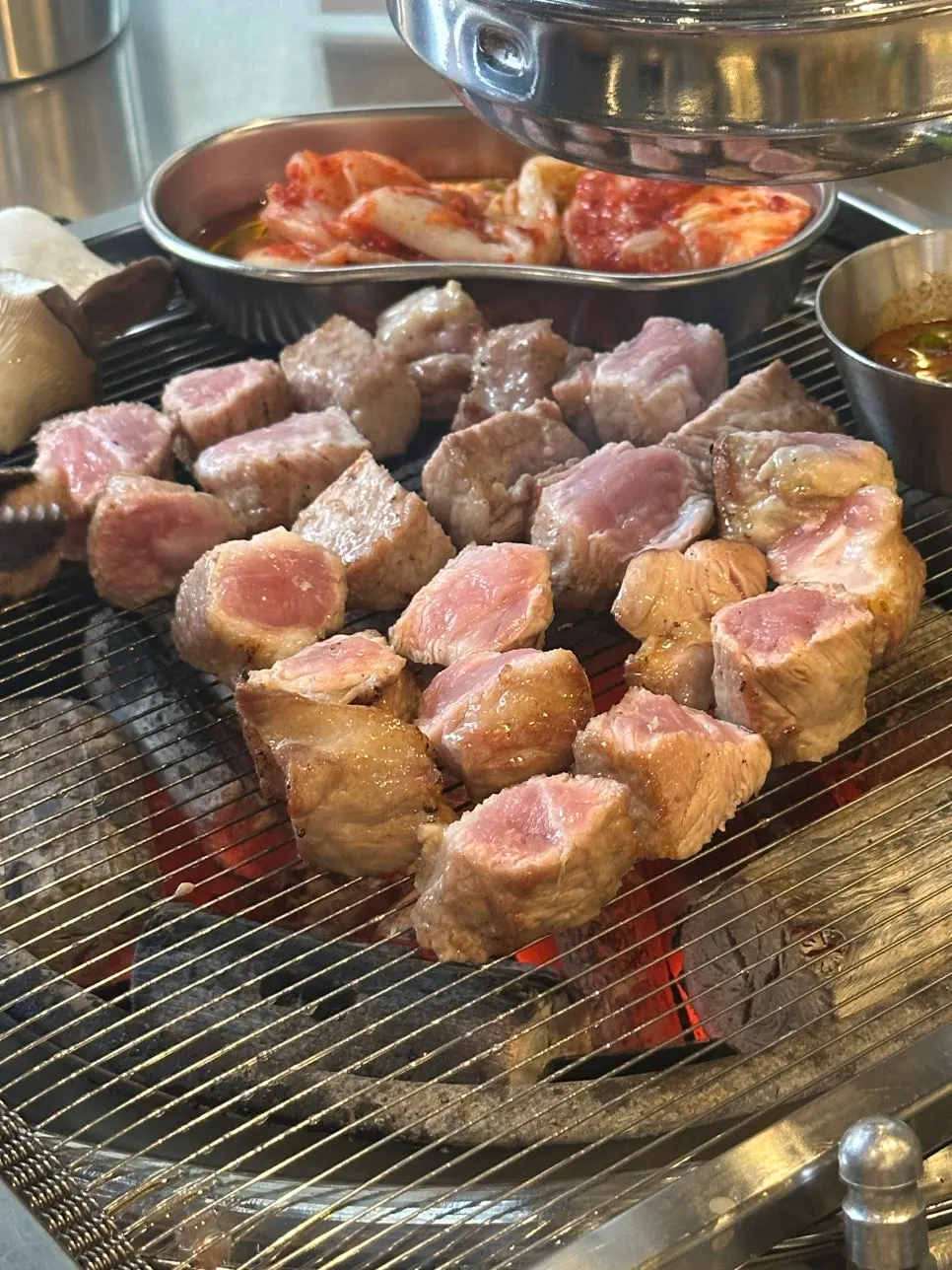부부 저녁 식사 중인 삼목집 테이블