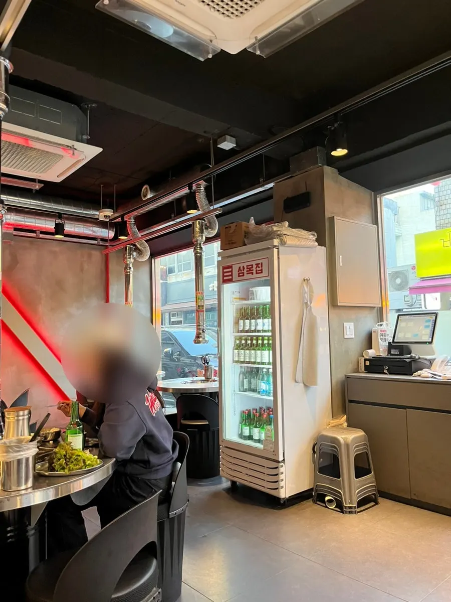 Sammokjip's interior with mostly 4-person round tables
