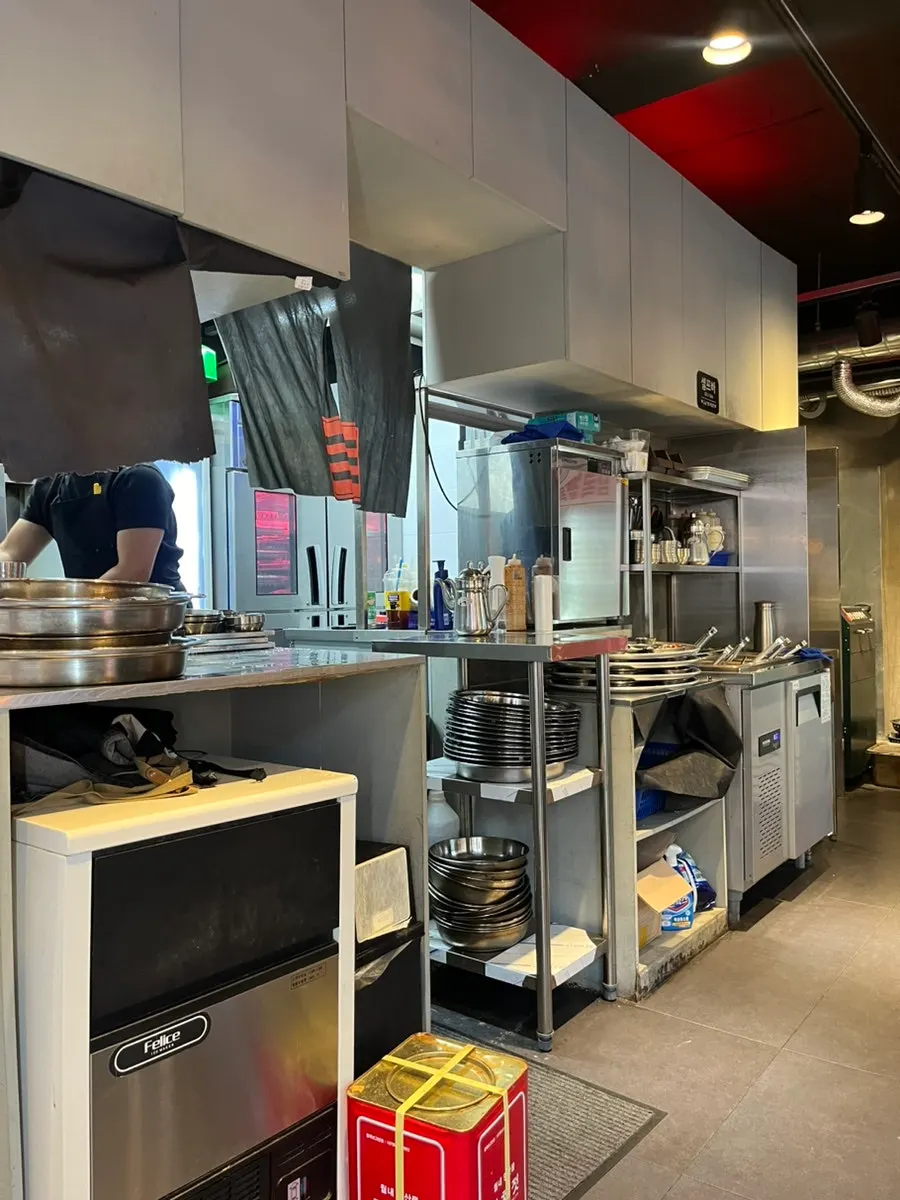 Self-serve bar at Sammokjip for side dishes and vegetables