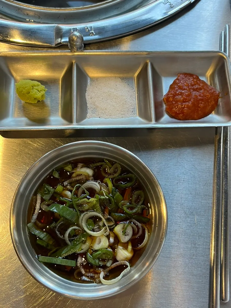 Basic side dishes served with the meat at Sammokjip