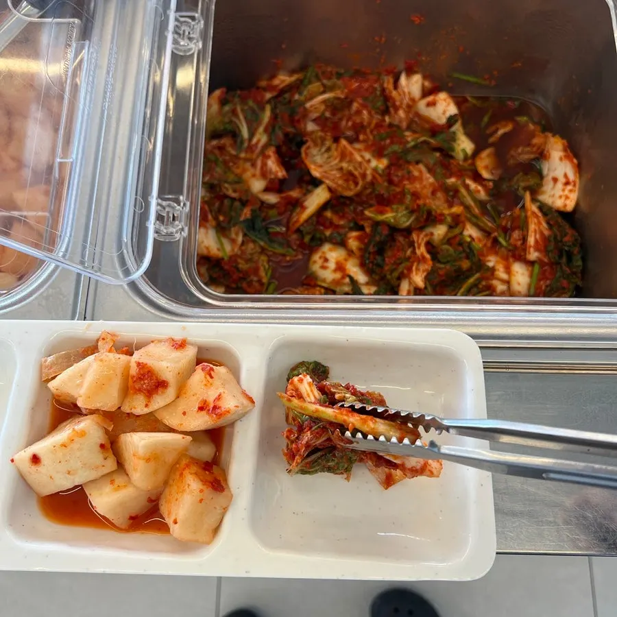 직접 삶은 고기를 소개하는 매장 안내