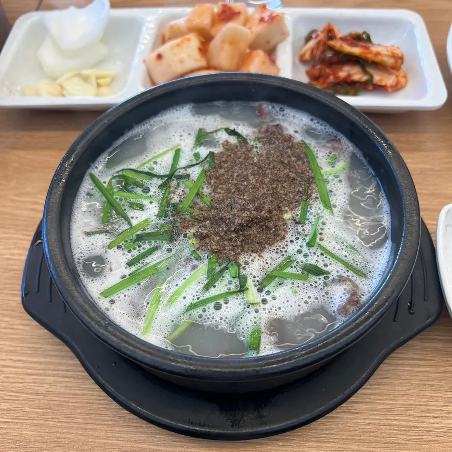 매장에 붙은 삼오순대국 소개