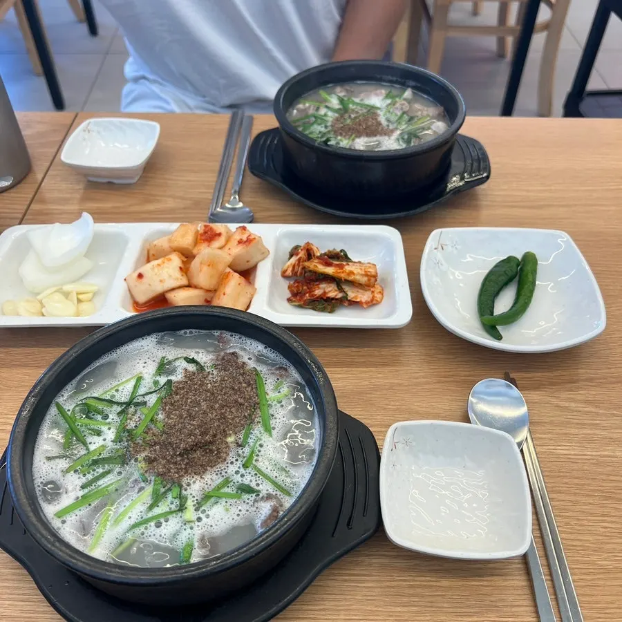 돼지 사골로 우려낸 순대국 국물