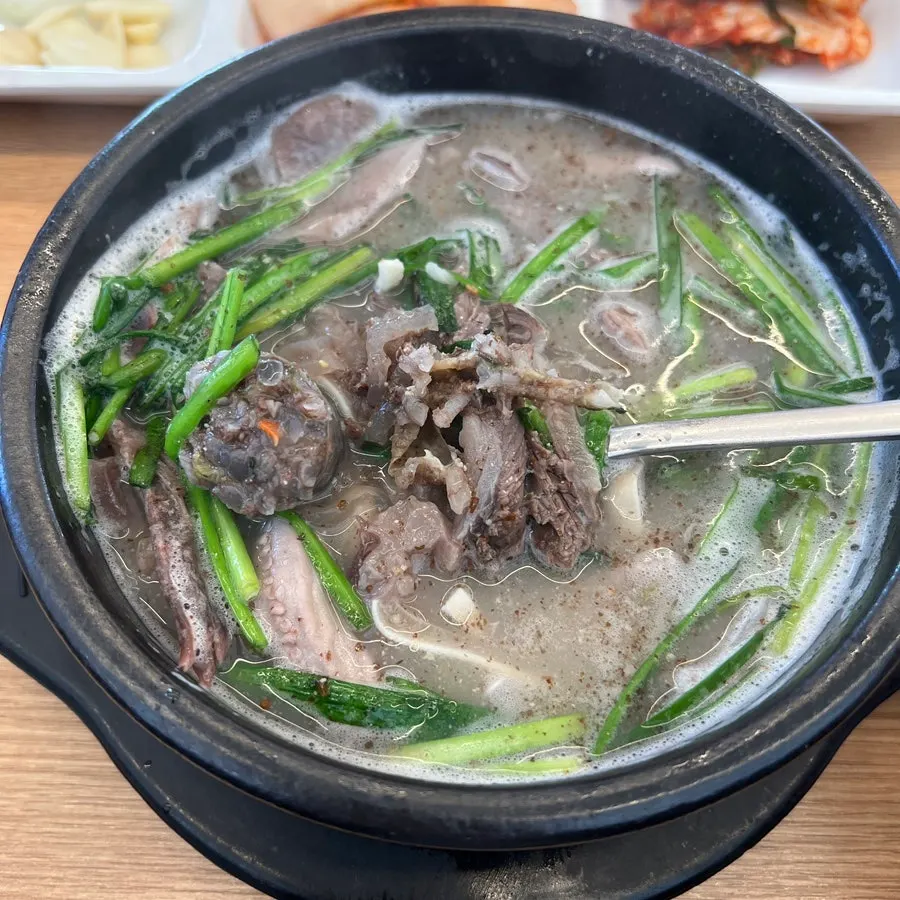 새우젓과 양념을 곁들인 순대국