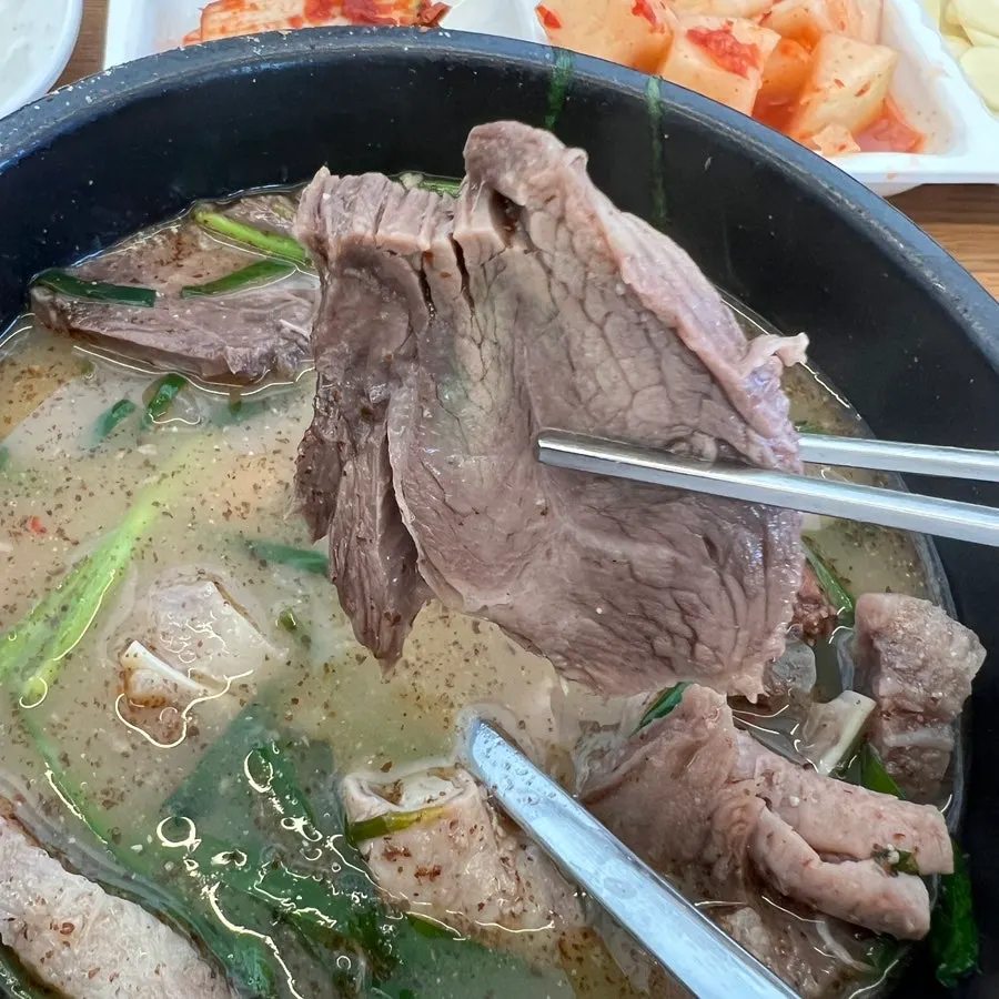 국물을 떠먹는 순대국 한 그릇
