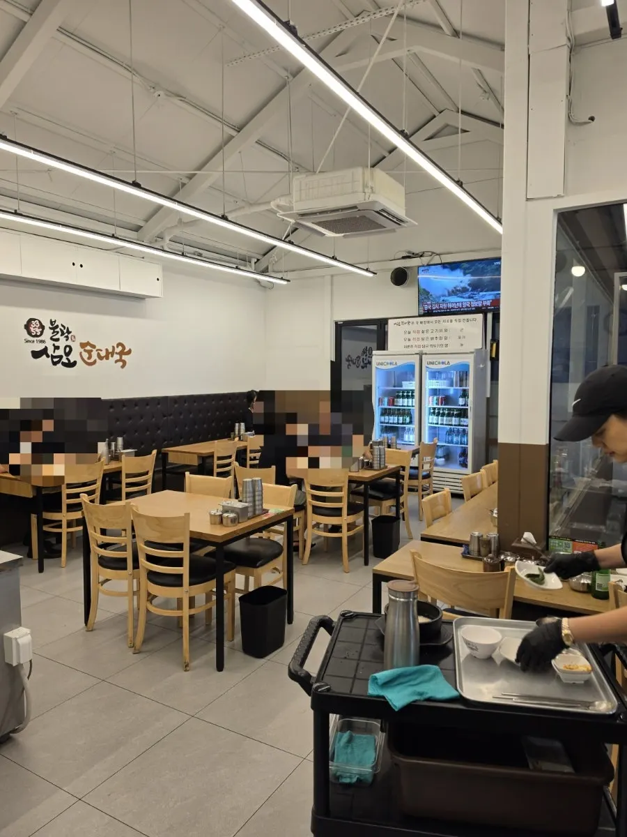 대문에서 들어가는 매장 입구 통로