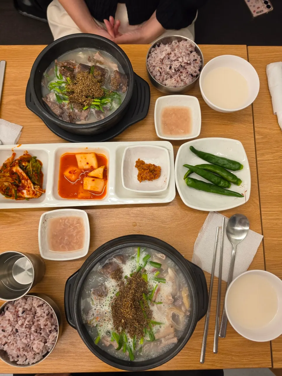 셀프바에서 가져온 깍두기 등 반찬