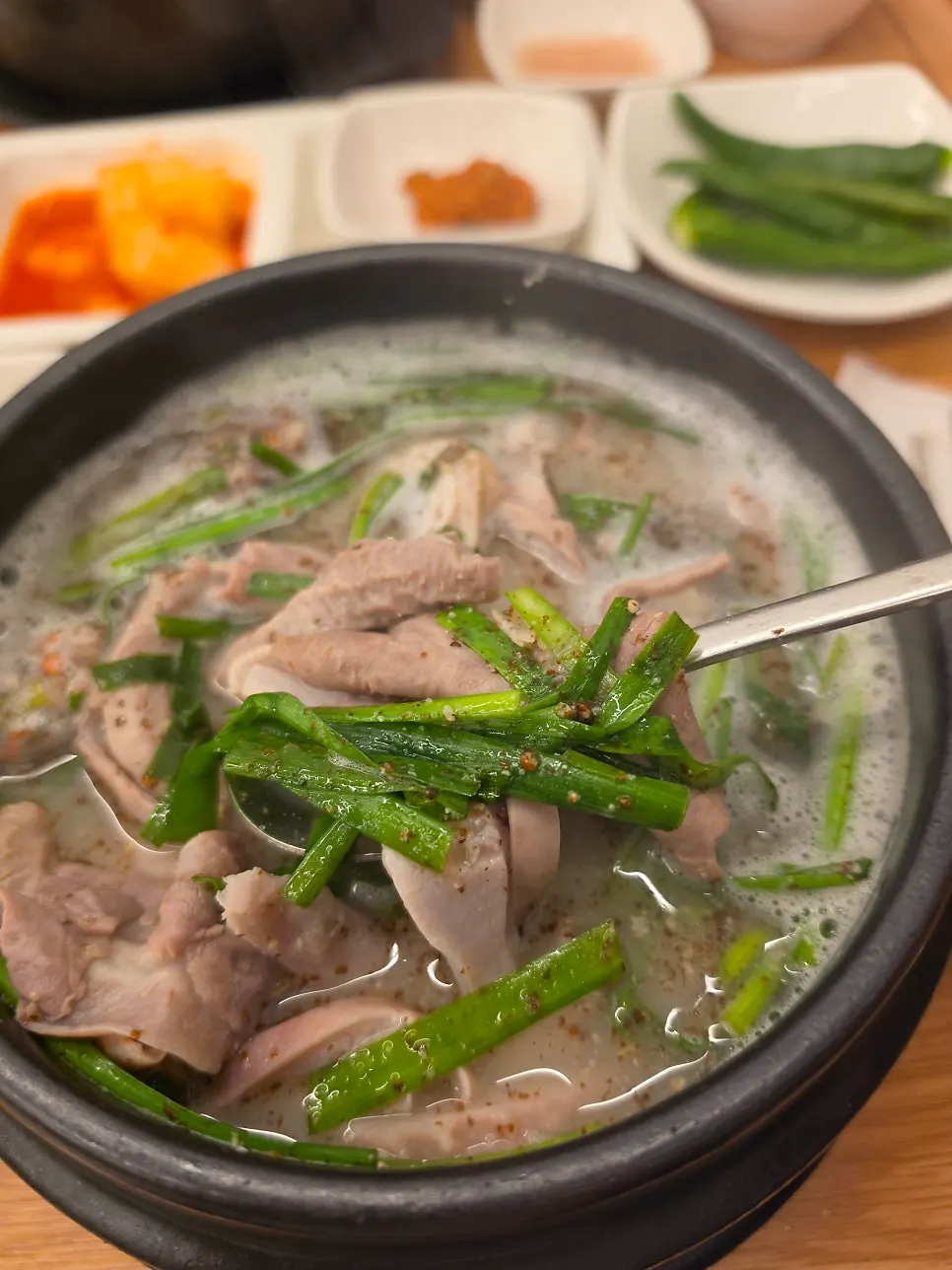 고기가 가득한 내장순대국 특