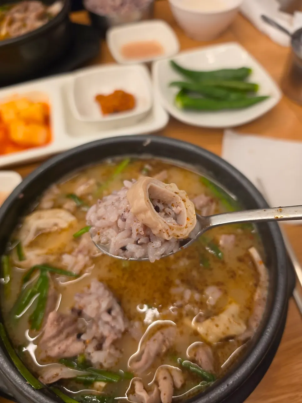 순대국에 곁들이는 소금과 새우젓