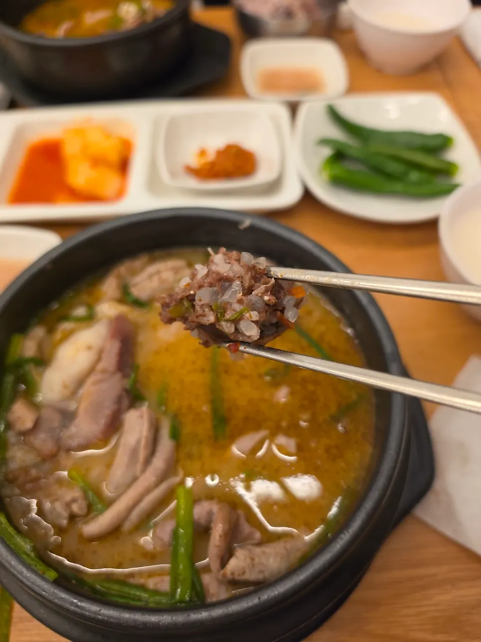 다데기를 풀어 얼큰해진 순대국 국물