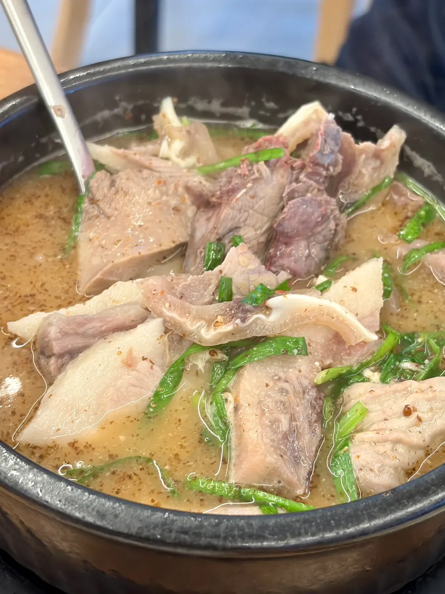 들깨가루가 뿌려진 모둠순대국 한 그릇