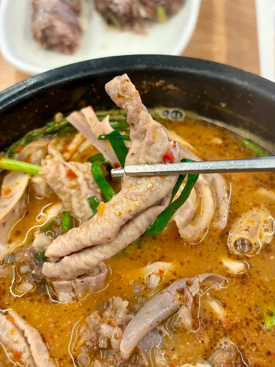 부드러운 순대국 고기 한 점 클로즈업